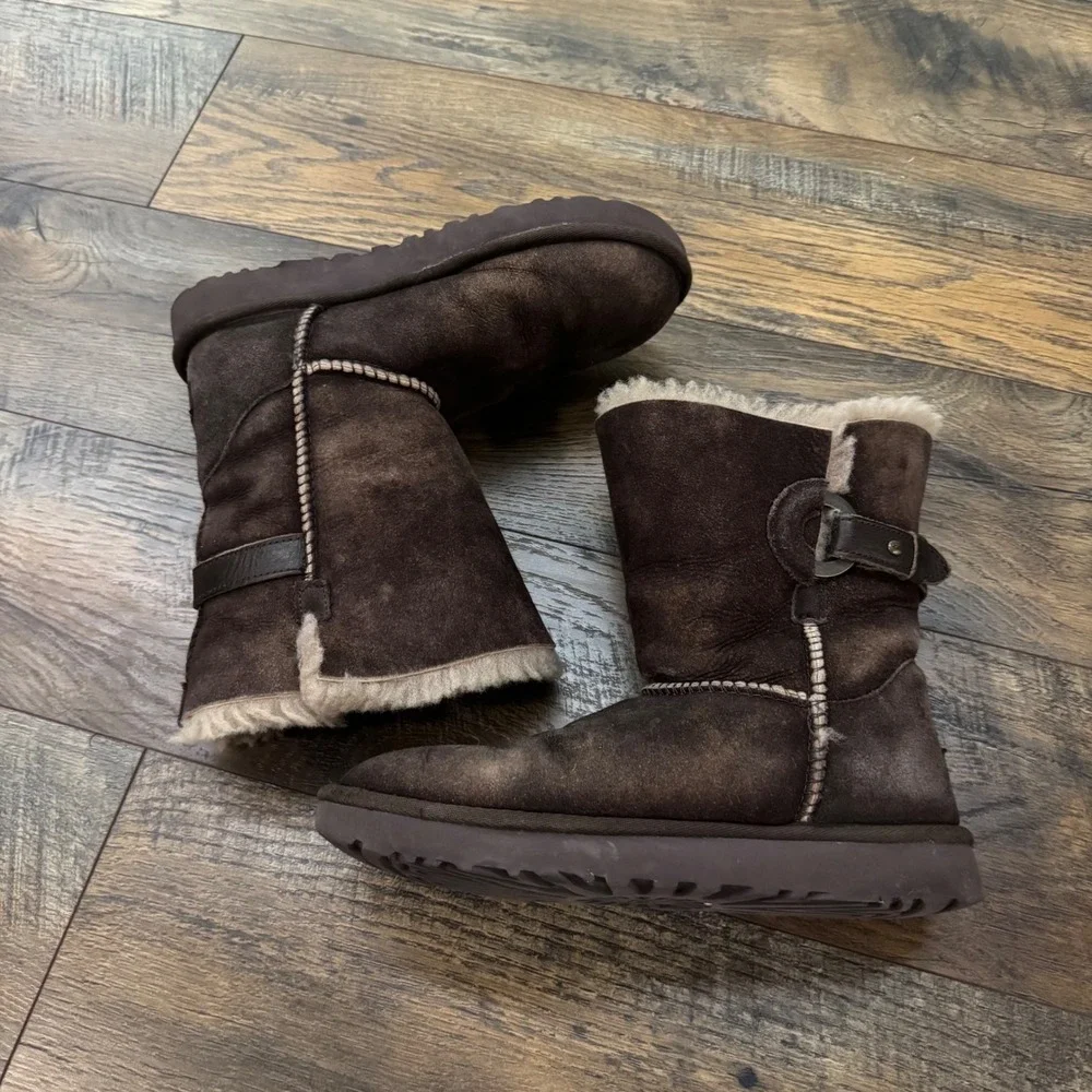 UGG Chocolate Brown Suede Shearling Buckle Boots 1013491 Womens 7 Cabin Comfort